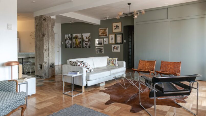 Amplio living en un penthouse del Casco Histórico de Santiago, con decoración moderna y detalles elegantes