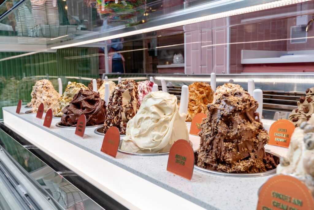 Variedad de helados artesanales en Montana Gelato, Galería Lastarria, Santiago